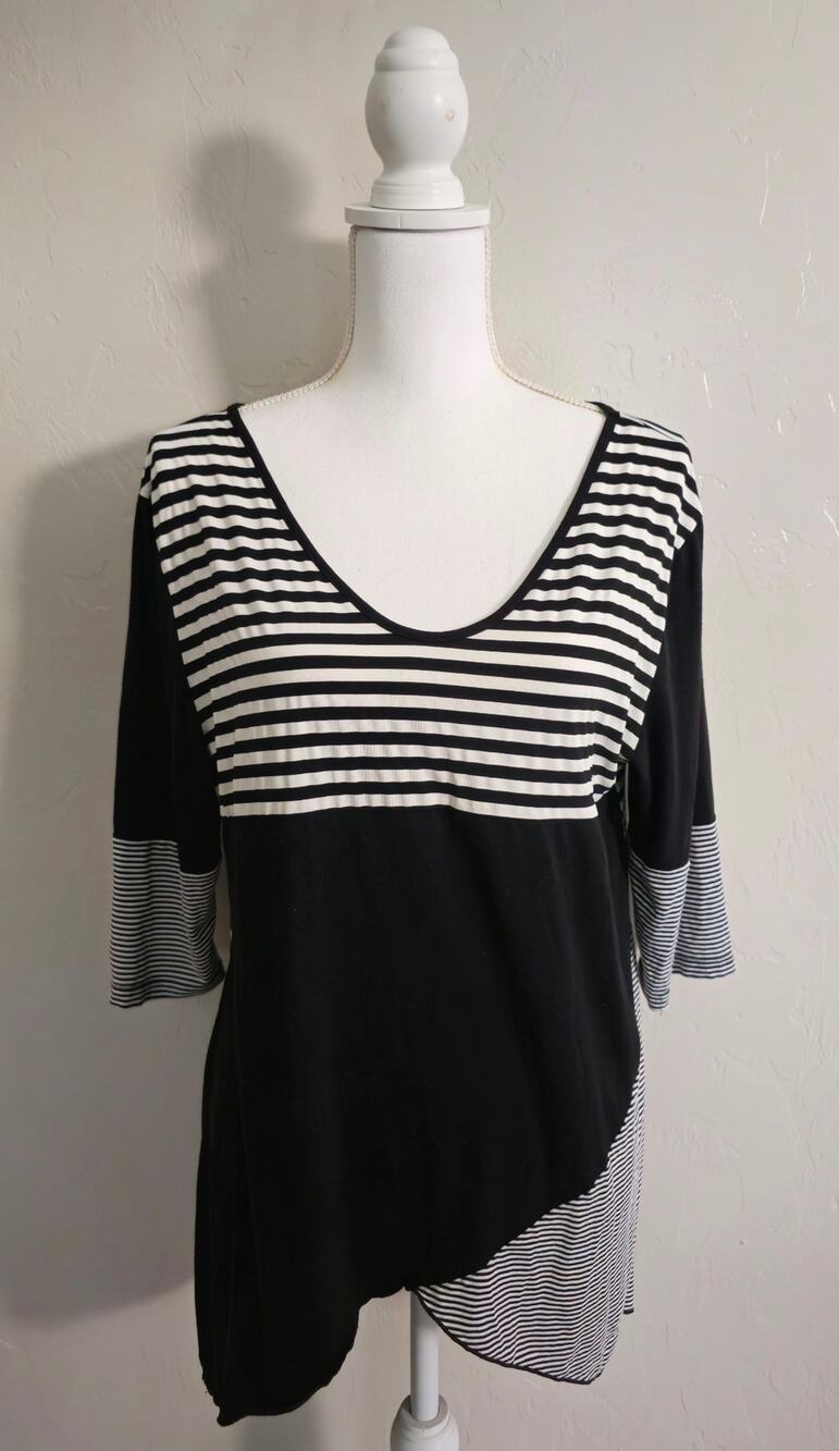 Lily by Firmiana Black Colorblock 3/4 Sleeve Top